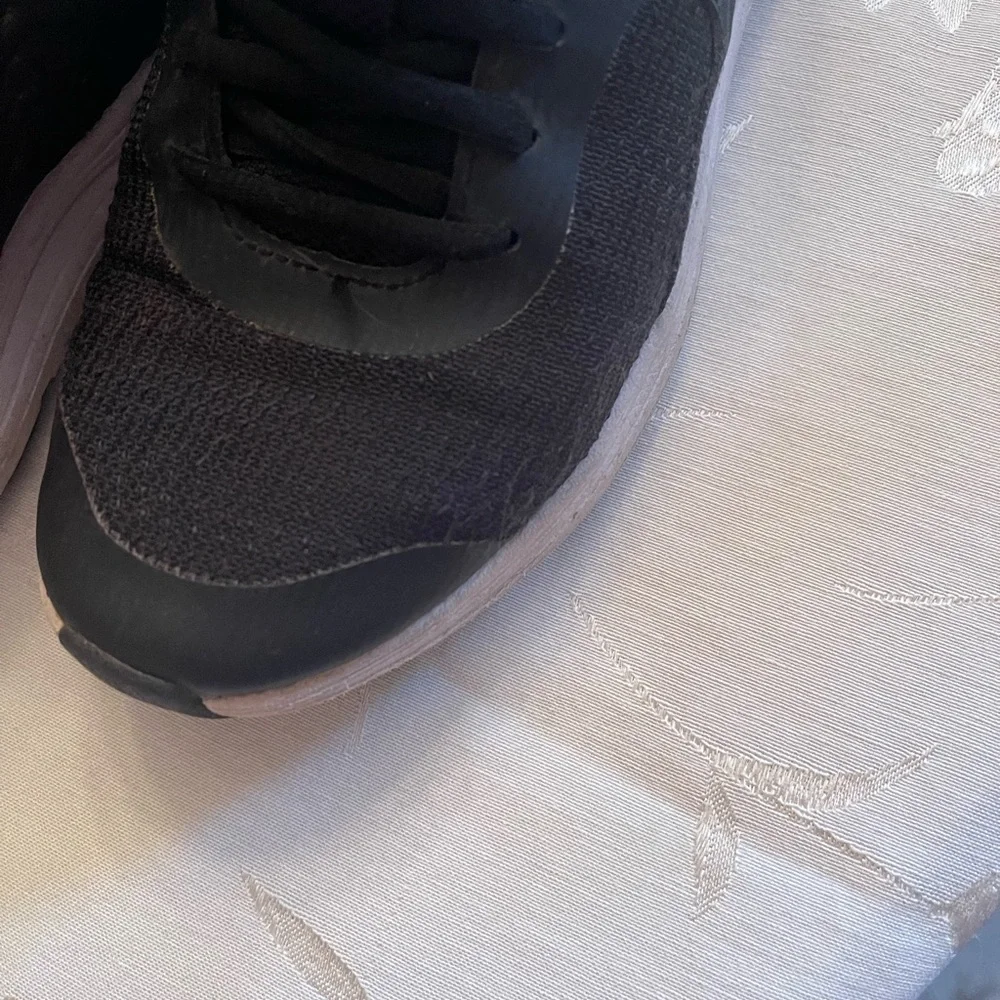 Girls Black Under Armour Size 5 Athletic Sneakers